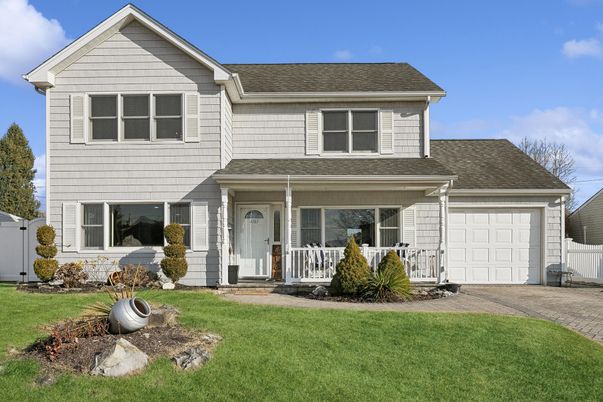 Attached, Exterior, Facade, Farmhouse