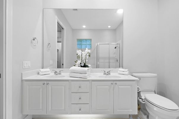 Bathroom, Dual Sink Vanities, Interior, Recessed Lighting
