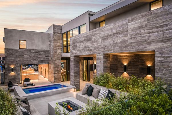 Exterior, Facade, Pool, Modern