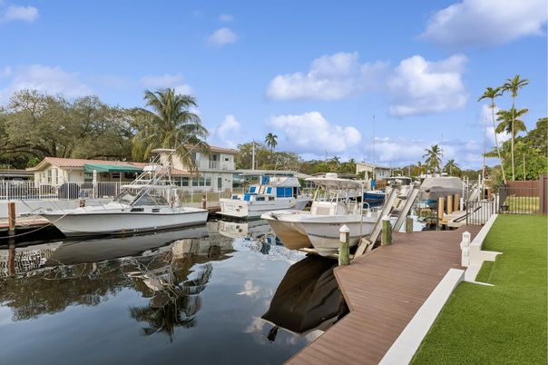 Exterior, Lake