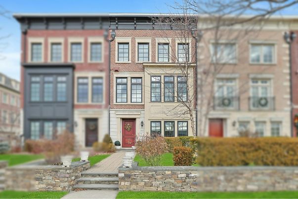 Exterior, Facade, Rowhouse