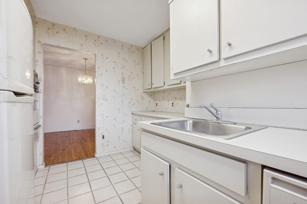 Chandelier, Interior, Kitchen, Wood Texture Flooring