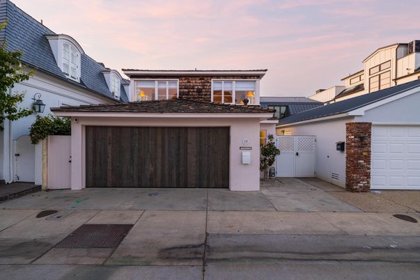 Attached, Exterior, Facade, Brick Facade, Modern
