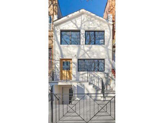 Exterior, Facade, Modern