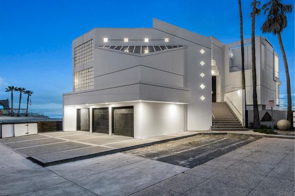 Exterior, Facade, Modern