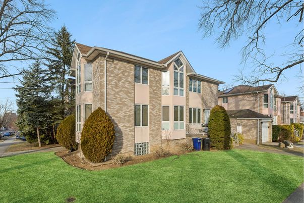 Exterior, Facade, Brick Facade, Rowhouse