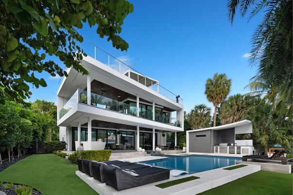 Backyard, Exterior, Facade, Pool, Modern