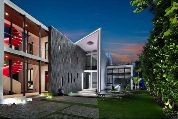 Backyard, Exterior, Facade, Modern
