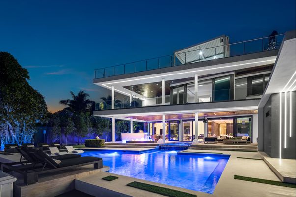 Exterior, Facade, Pool, Modern