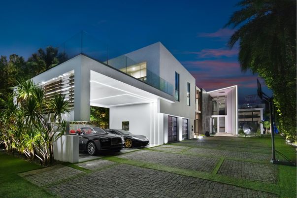 Attached, Exterior, Facade, Modern