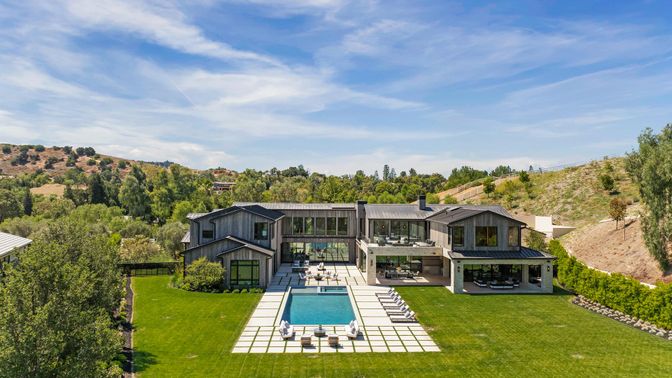 Backyard, Exterior, Facade, Pool, Modern