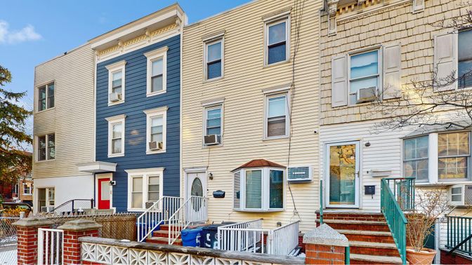 Exterior, Facade, Rowhouse
