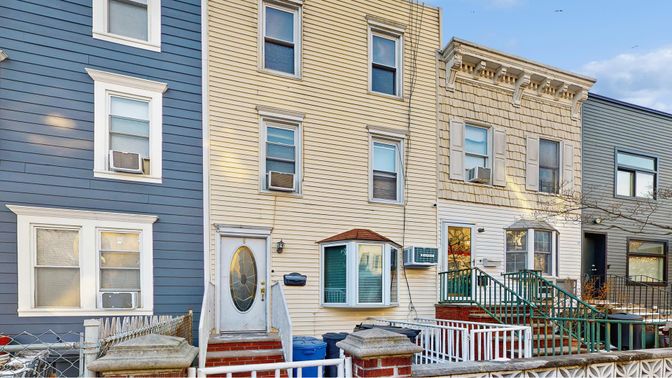 Exterior, Facade, Rowhouse