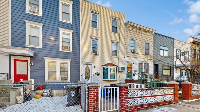 Exterior, Facade, Rowhouse