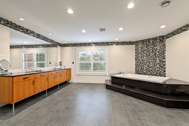 Bathroom, Dual Sink Vanities, Interior, Recessed Lighting