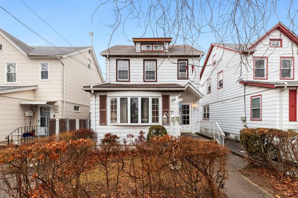Exterior, Facade, American Foursquare