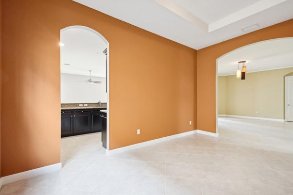 Empty room, Interior