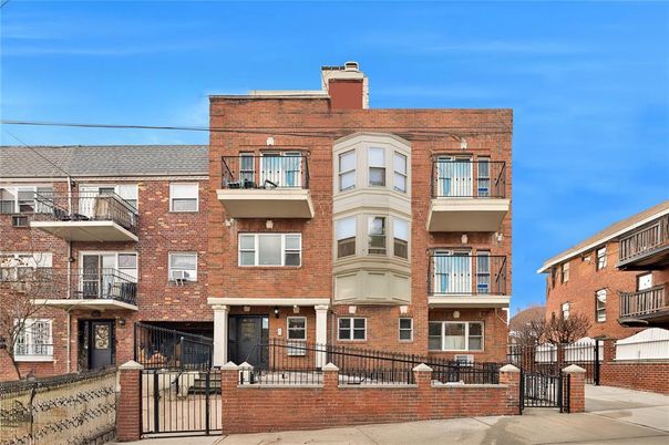 Exterior, Facade, Brick Facade, Rowhouse