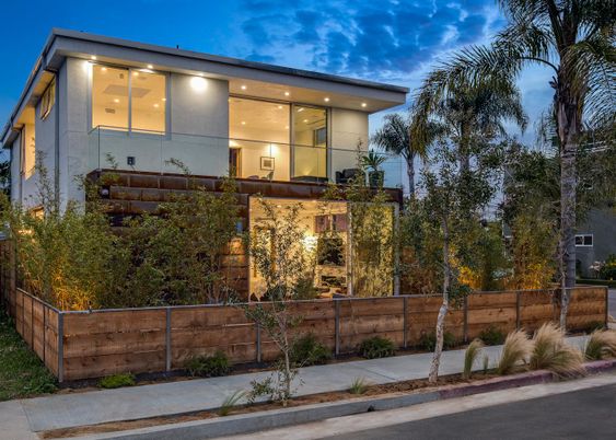 Exterior, Facade, Modern