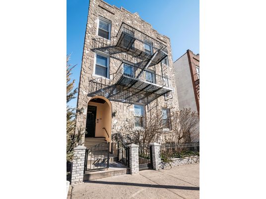 Exterior, Facade, Rowhouse
