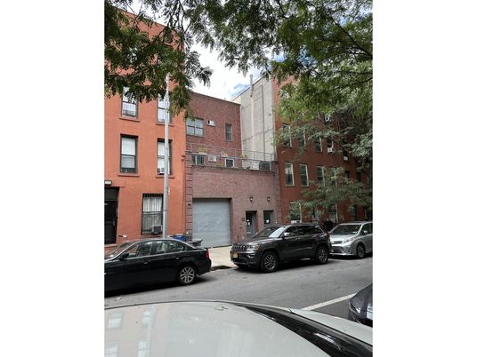 Exterior, Facade, Brick Facade, Rowhouse