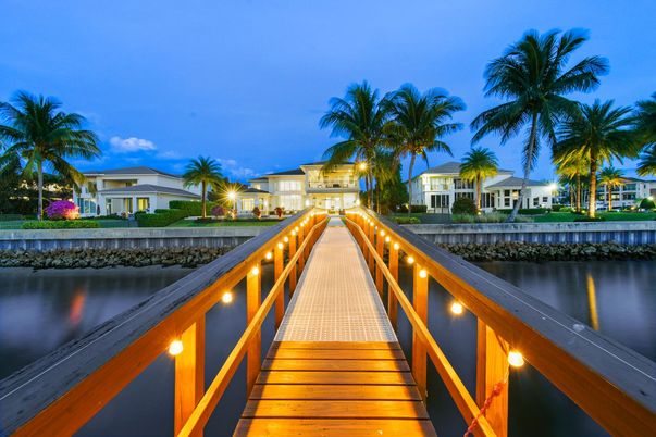 Exterior, Lake