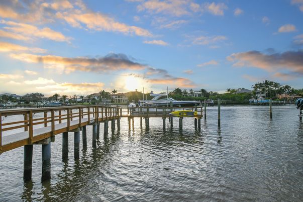 Exterior, Lake