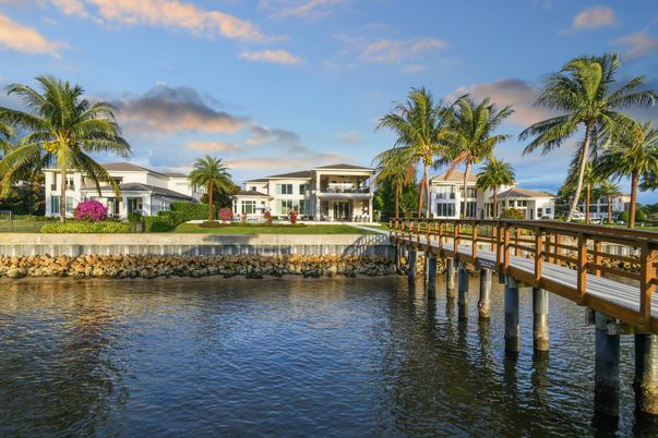 Exterior, Lake