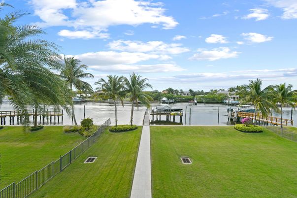 Exterior, Lake