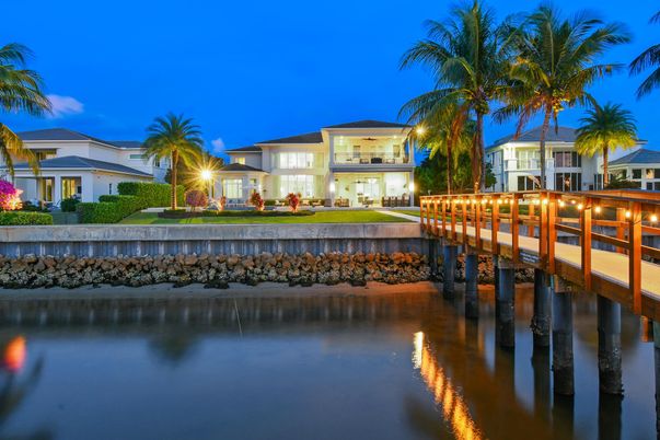 Exterior, Lake