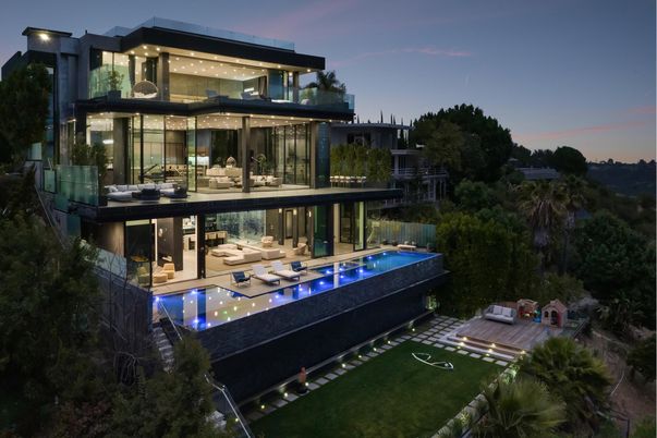 Exterior, Facade, Pool, Modern