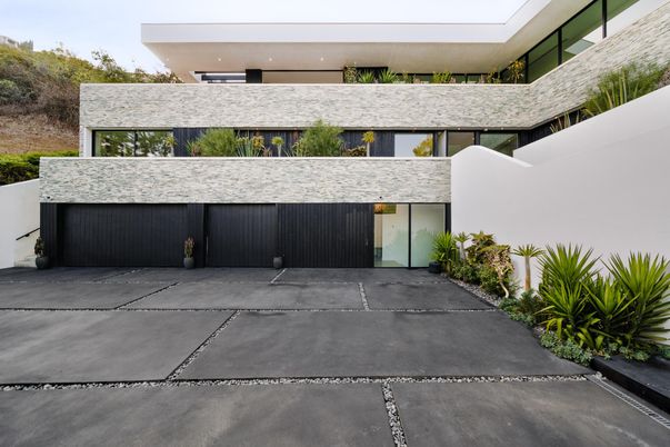 Exterior, Facade, Modern