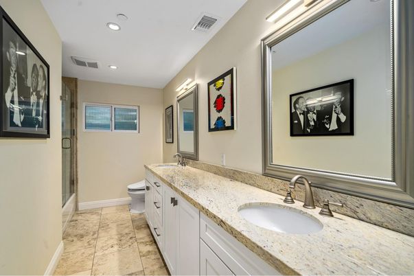 Bathroom, Dual Sink Vanities, Interior, Recessed Lighting