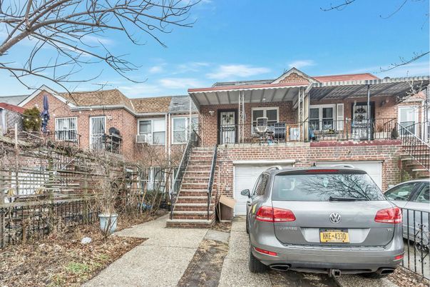 Exterior, Facade, Brick Facade, Rowhouse
