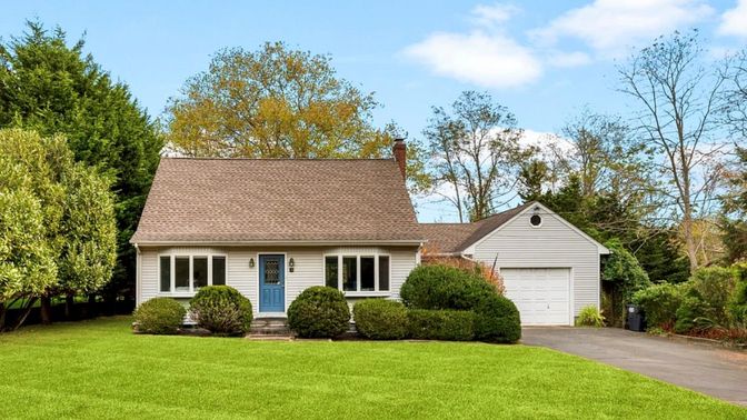 Attached, Exterior, Facade, Cape Cod
