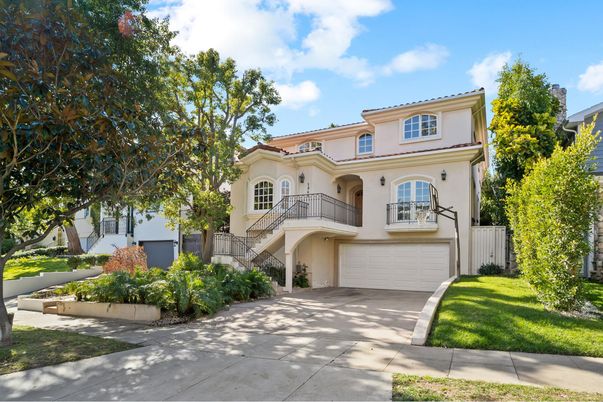 Attached, Exterior, Facade, Mediterranean