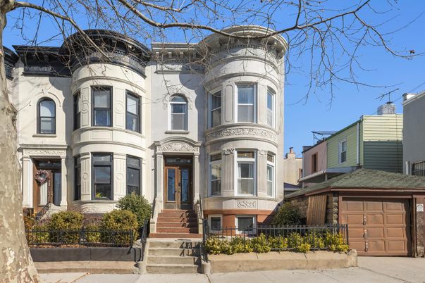 Attached, Exterior, Facade, Brownstone