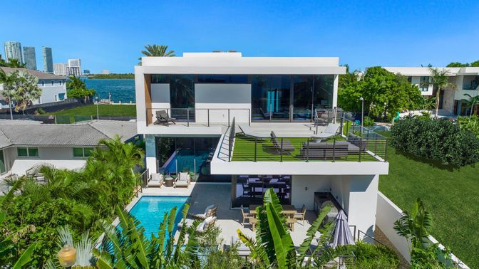 Exterior, Facade, Pool, Water, Modern