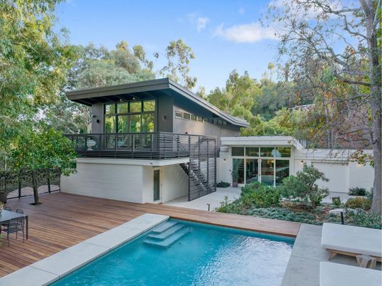 Exterior, Facade, Pool, Modern