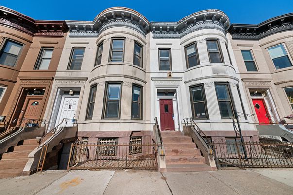 Exterior, Facade, Brownstone