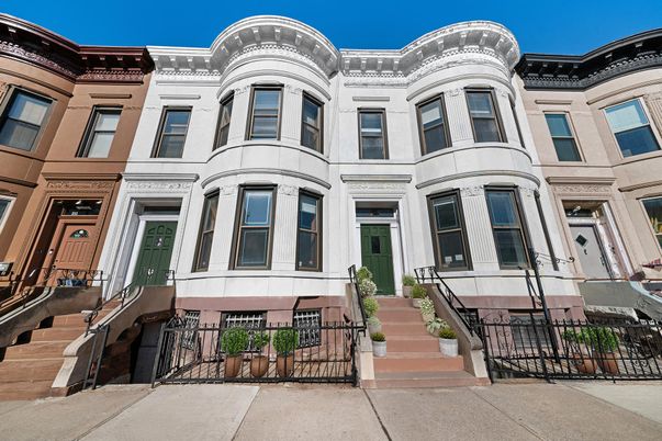 Exterior, Facade, Brownstone