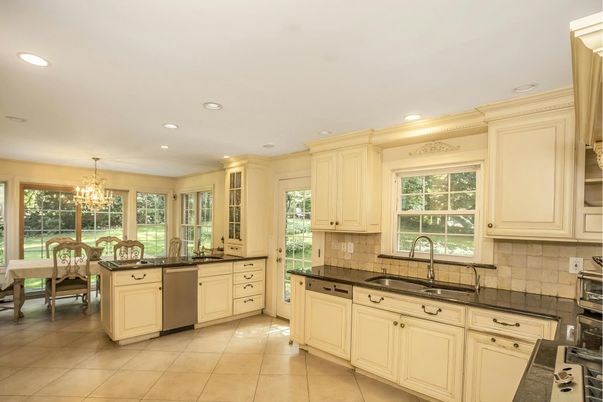 Chandelier, Dining room, Interior, Kitchen, Recessed Lighting, Stainless Steel Appliances