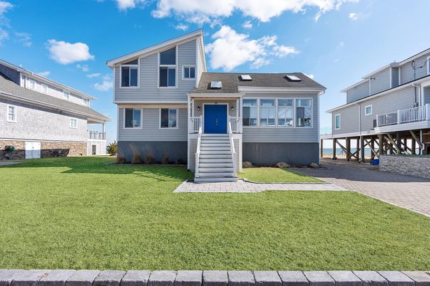Exterior, Facade, Raised Ranch