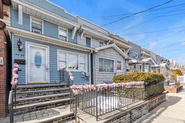 Exterior, Facade, Queen Anne Victorian