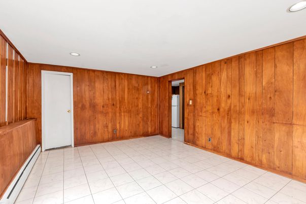 Empty room, Interior, Recessed Lighting, Wooden Walls