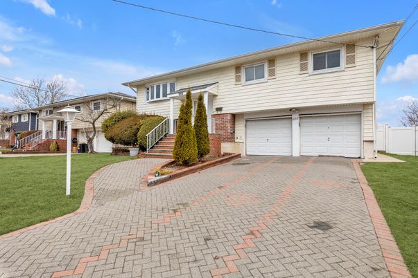 Attached, Exterior, Facade, Brick Facade, Raised Ranch
