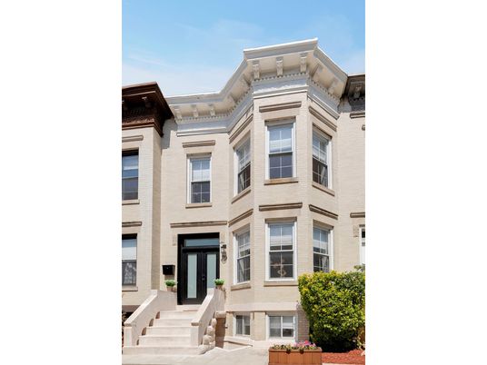 Exterior, Facade, Rowhouse