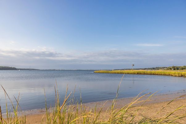 Exterior, Lake