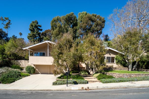 Attached, Exterior, Facade, Raised Ranch