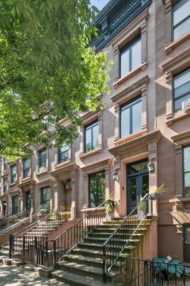 Exterior, Facade, Brownstone